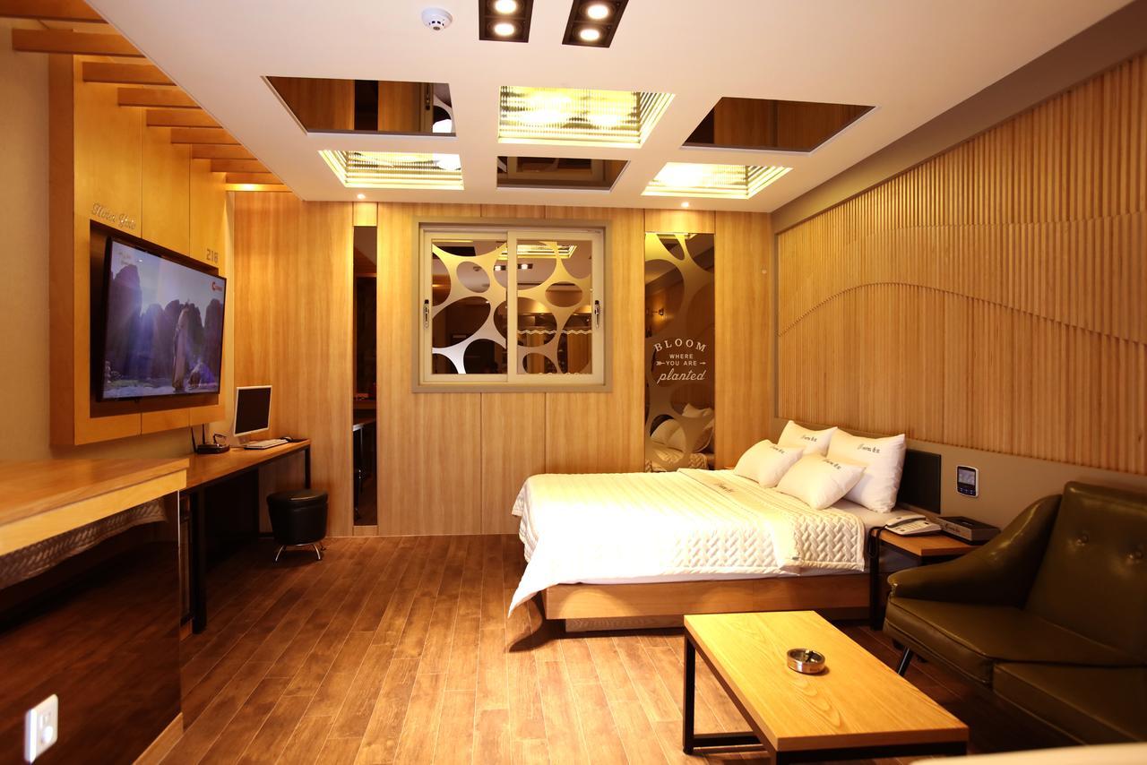 Hotel Yolo Chongnae-dong Экстерьер фото
