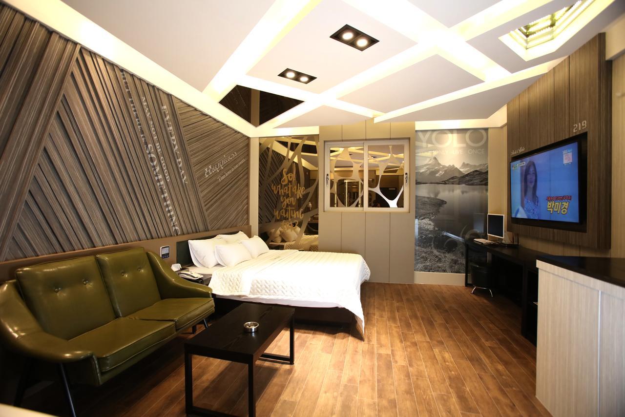 Hotel Yolo Chongnae-dong Экстерьер фото